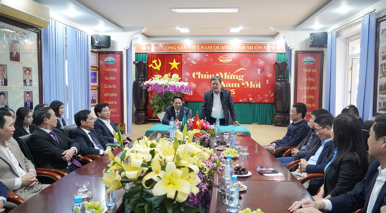 Đồng chí Chủ tịch UBND tỉnh Trần Phong thăm, kiểm tra hoạt động SXKD của Công ty CP Tổng công ty Sông Gianh tại thị xã Ba Đồn.