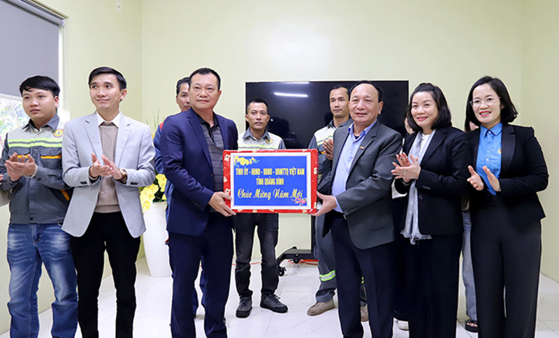 Đồng chí Phó Bí thư Thường trực Tỉnh ủy Trần Hải Châu tặng quà cho cán bộ, đoàn viên, người lao động Công ty CP NLSH Vĩnh Ninh.
