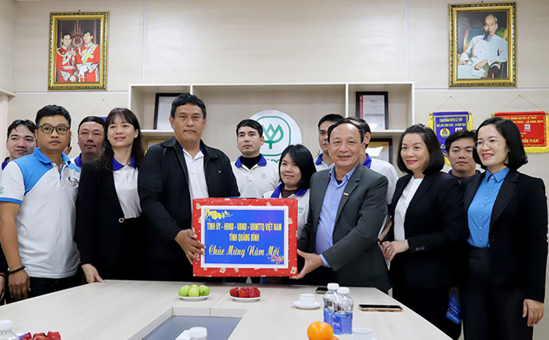 Đồng chí Phó Bí thư Thường trực Tỉnh ủy Trần Hải Châu tặng quà cho cán bộ, đoàn viên, người lao động Công ty TNHH Thủy sản CNC Việt Nam-Chi nhánh 2 tại Quảng Bình.