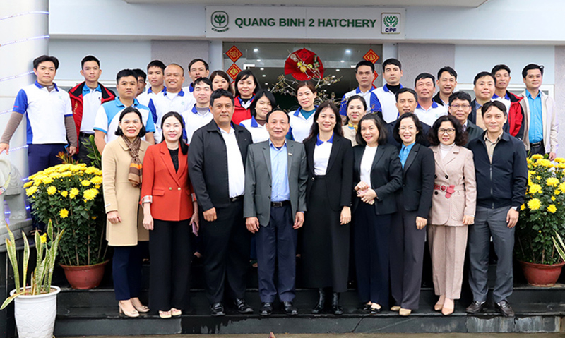 Đồng chí Phó Bí thư Thường trực Tỉnh ủy Trần Hải Châu và các thành viên trong đoàn chụp ảnh lưu niệm cùng cán bộ, đoàn viên, người lao động Công ty TNHH Thủy sản CNC Việt Nam-Chi nhánh 2 tại Quảng Bình.