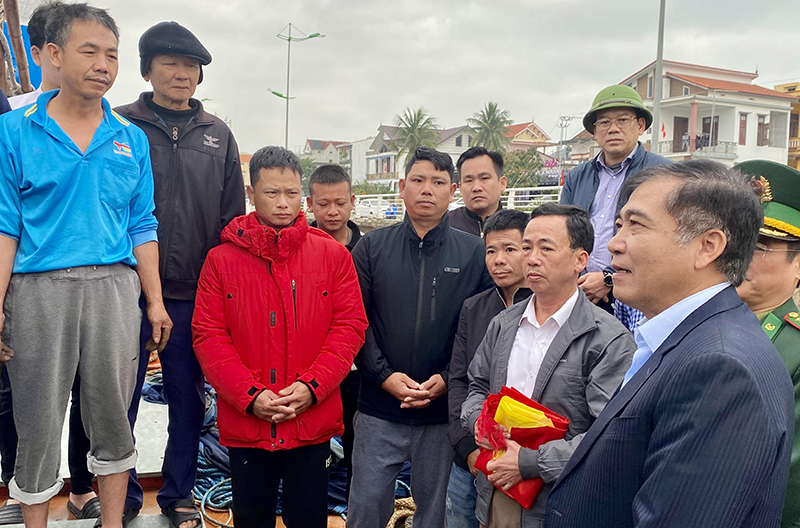 Đồng chí Phó Chủ tịch Thường trực UBND tỉnh Đoàn Ngọc Lâm nắm bắt công tác chuẩn bị cho chuyến ra khơi dài ngày đầu năm mới 2025 của ngư dân. 