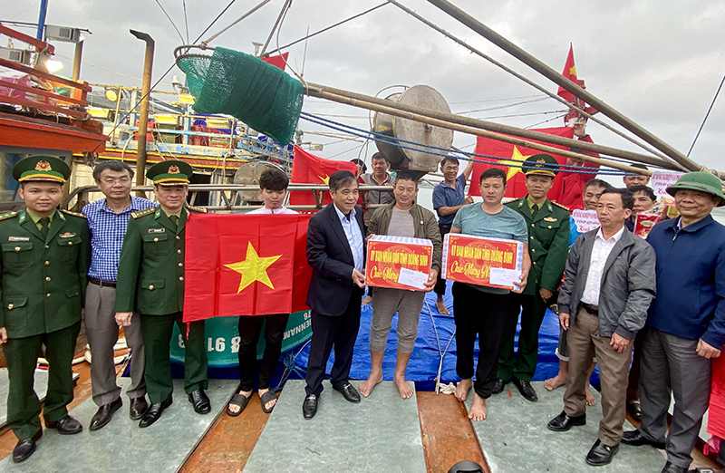 Đồng chí Phó Chủ tịch Thường trực UBND tỉnh Đoàn Ngọc Lâm trao quà động viên các chủ tàu cá và ngư dân.