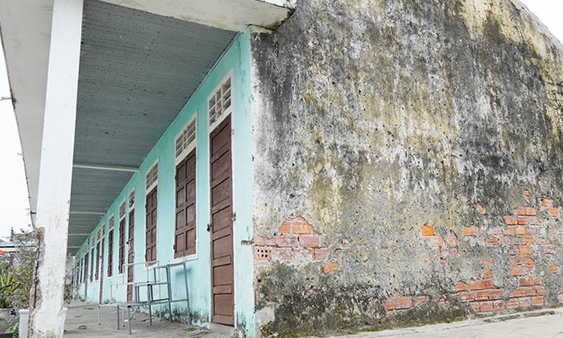 Tường nhà bị bong tróc, mái ngói thấm dột.