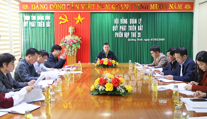  Đồng chí Phó Chủ tịch UBND tỉnh, Chủ tịch HĐQL Quỹ Phát triển đất tỉnh Phan Phong Phú chủ trì cuộc họp.