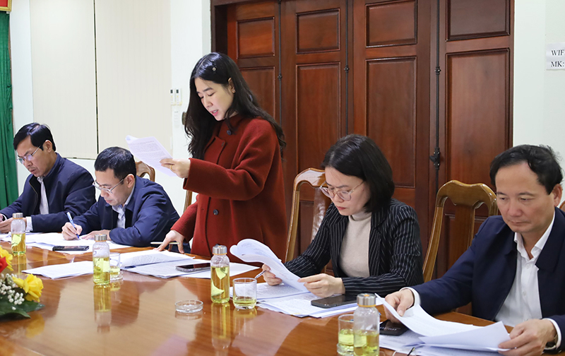      Đại biểu thảo luận tại cuộc họp.