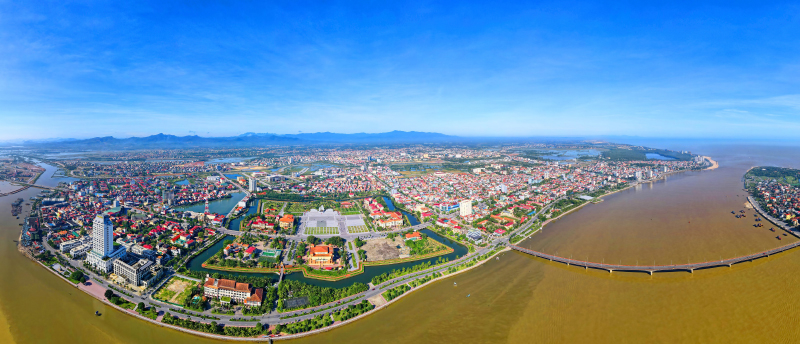 Nơi con sông đổ ra biển cả.