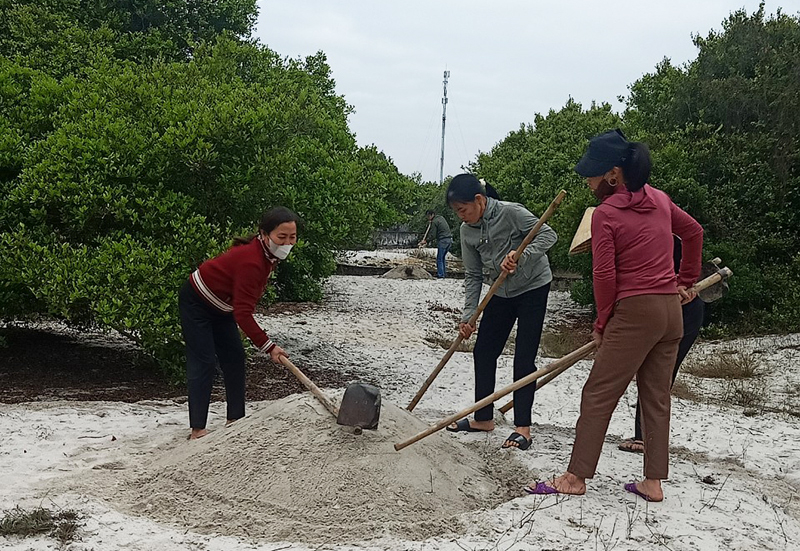 Đông đảo người dân thôn Đông Dương (Quảng Phương) đi tảo mộ cho những người vô danh ở rừng trâm bầu.