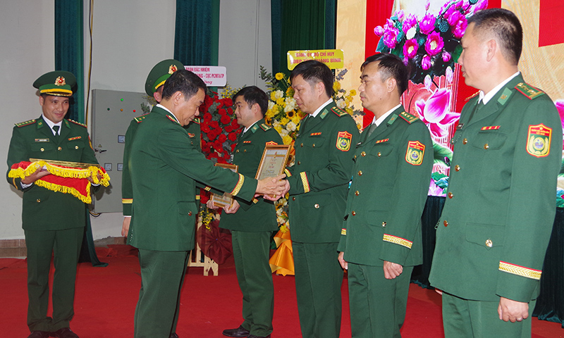 Thừa ủy quyền của Bộ tư lệnh BĐBP, lãnh đạo Bộ Chỉ huy BĐBP tỉnh trao bằng khen cho 1 tập thể và 3 cá nhân có thành tích trong công tác PCMT&TP.