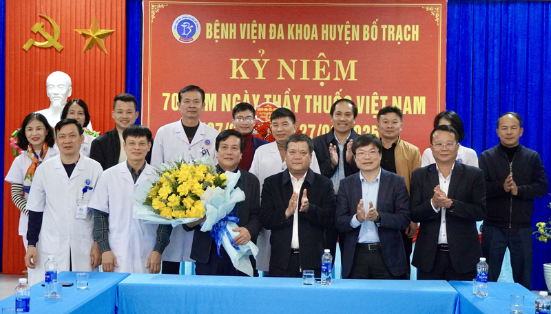 Đồng chí Chủ tịch UBND tỉnh tặng hoa chúc mừng các cán bộ, y, bác sĩ Bệnh viện đa khoa huyện Bố Trạch.