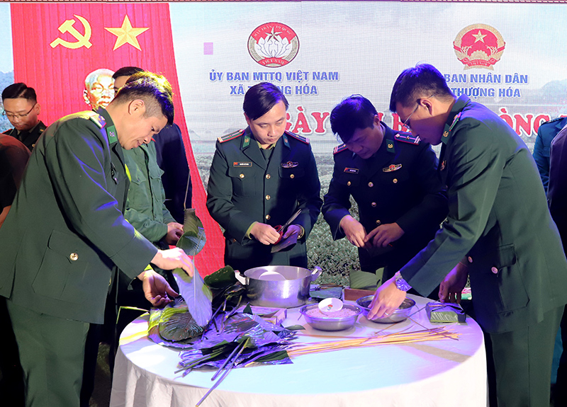 Tổ chức thi gói bánh chưng tại ngày hội.