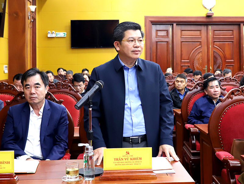 Đồng chí Trần Vũ Khiêm, Ủy viên Ban Thường vụ, Trưởng ban Tổ chức Tỉnh ủy tham gia góp ý vào dự thảo Văn kiện.