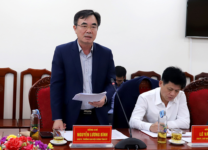 Đồng chí Nguyễn Lương Bình, Ủy viên Ban Thường vụ, Trưởng ban Nội chính Tỉnh ủy phát biểu tại buổi làm việc.