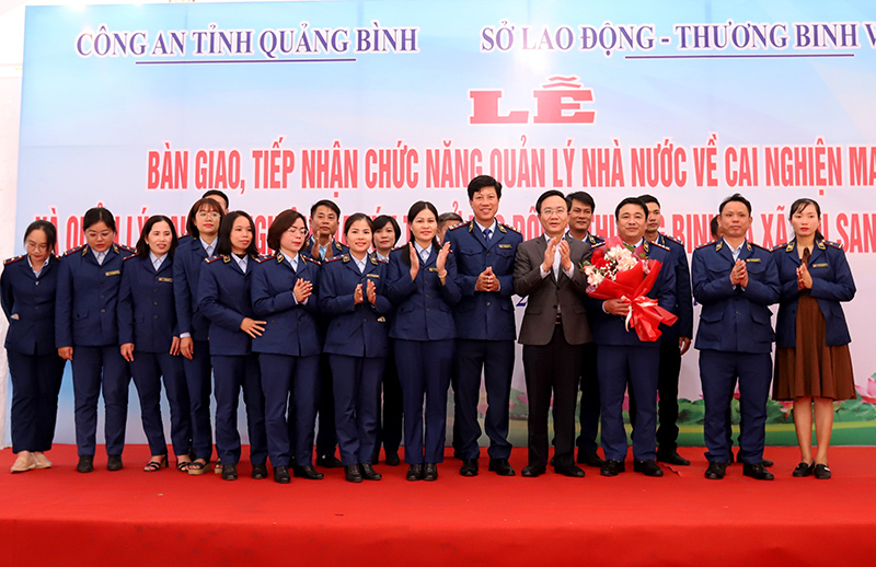 Đồng chí Hoàng Xuân Tân, Phó Chủ tịch UBND tỉnh tặng hoa cho đội ngũ cán bộ, viên chức, NLĐ của Cơ sở CNMT trước khi chuyển giao.