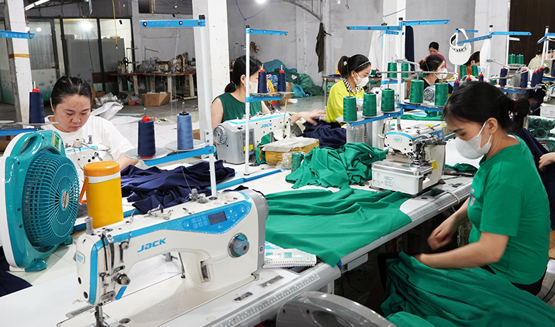 Ngay từ đầu năm, nhiều doanh nghiệp may mặc trên địa bàn huyện đã ký được các đơn hàng lớn, bảo đảm việc làm thường xuyên cho người lao động.