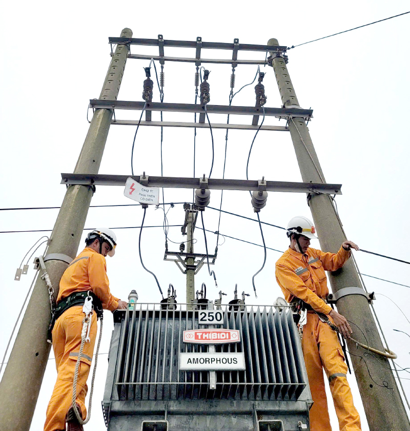 Điện lực Quảng Ninh nỗ lực hoàn thiện, chống quá tải lưới điện trên địa bàn.