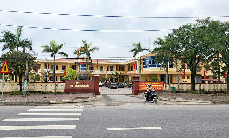 Bảo đảm không lãng phí công sở sau sát nhập (trong ảnh: Trụ sở thị trấn Quán Hàu sau sáp nhập với xã Lương Ninh đã được sử dụng hợp lý).