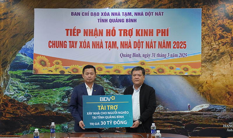 Đồng chí Chủ tịch UBND tỉnh Trần Phong tiếp nhận hỗ trợ của BIDV nhằm xóa nhà tạm, nhà dột nát trên địa bàn tỉnh.