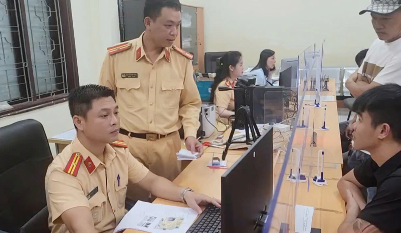 Các cơ quan chức năng luôn tận tình hỗ trợ người dân, doanh nghiệp trong các thủ tục hành chính.