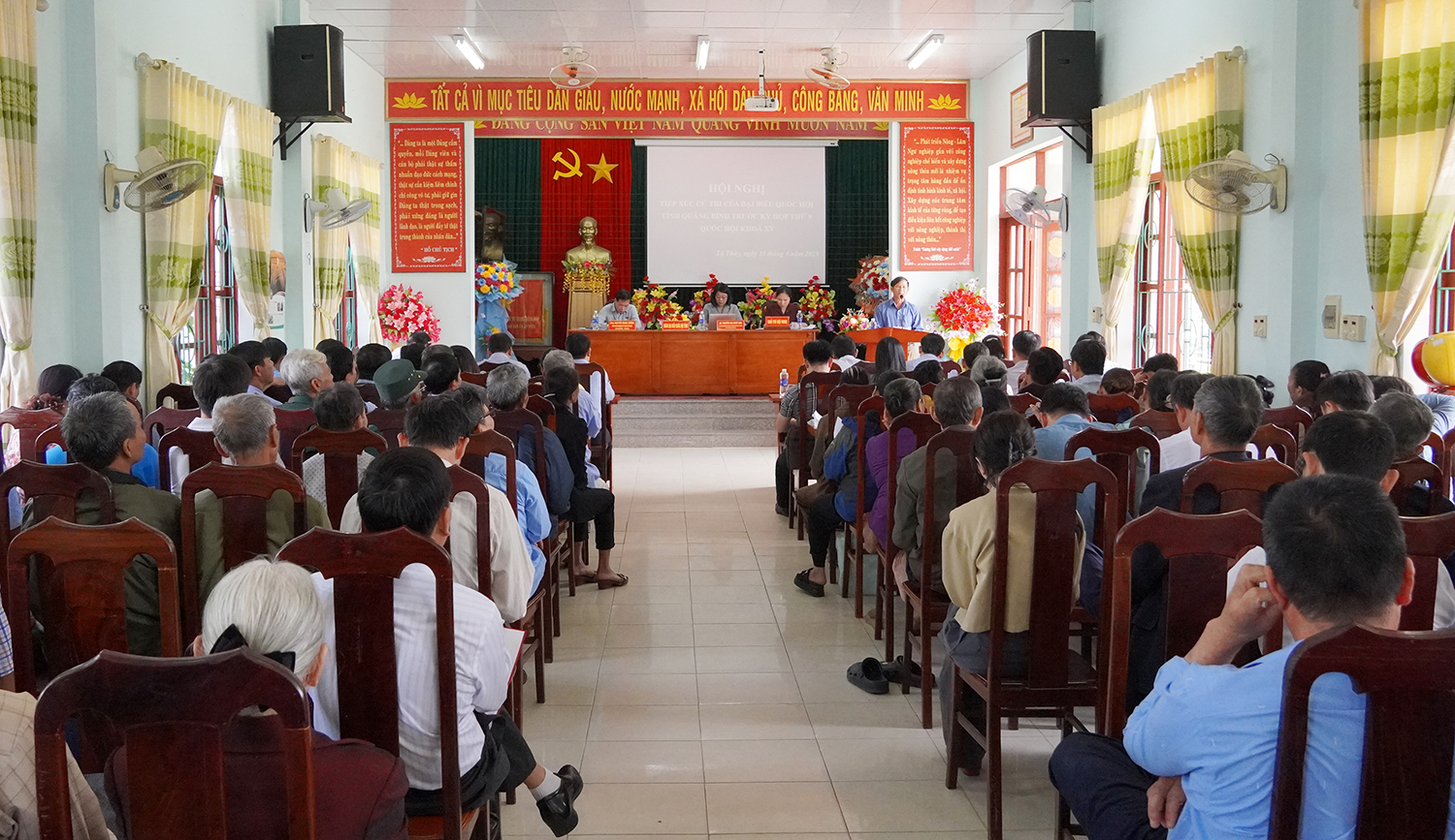 Quang cảnh hội nghị tiếp xúc cử tri.
