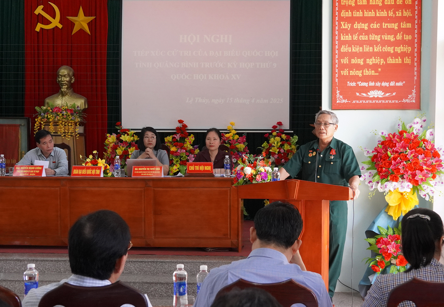 Cử tri huyện Lệ Thủy trình bày ý kiến, kiến nghị tại buổi tiếp xúc.