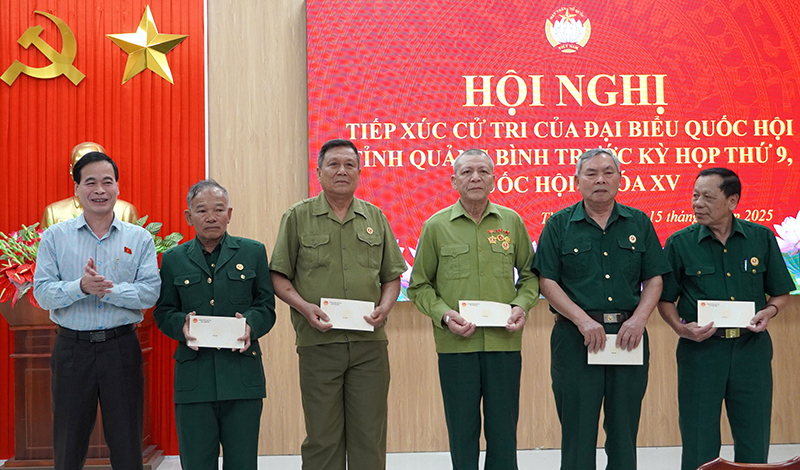 Đại diện Đoàn ĐBQH tỉnh trao quà tặng các cựu chiến binh.