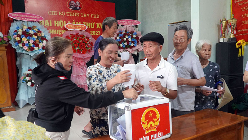 Nhân dân thôn Tây Phú, xã Quang Phú bỏ phiếu lấy kiến về các đề án sắp xếp ĐVHC cấp tỉnh và cấp xã