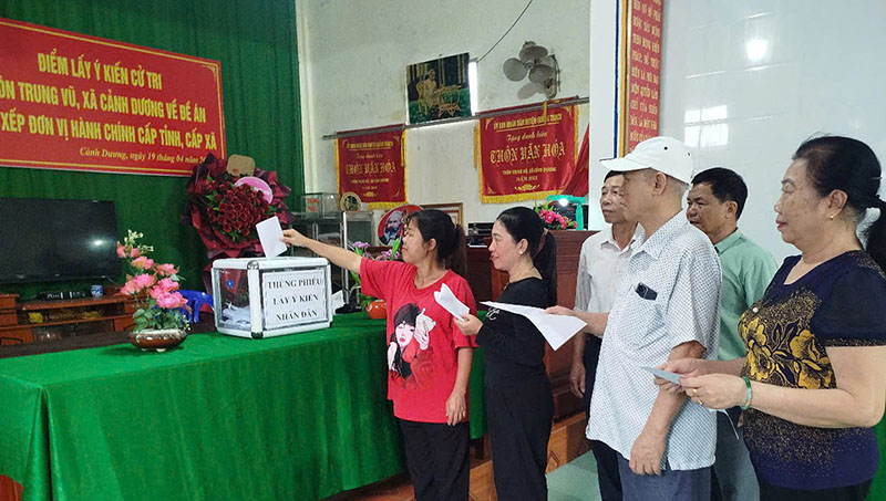 Nhân dân xã Cảnh Dương, huyện Quảng Trạch tham gia bỏ phiếu sáng 19/4
