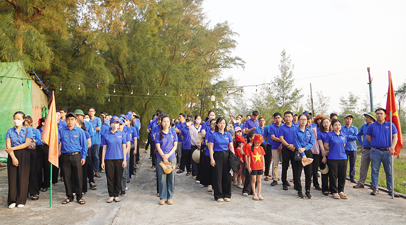 Các đoàn viên, thanh niên Đoàn UBND tỉnh tham gia lễ phát động.