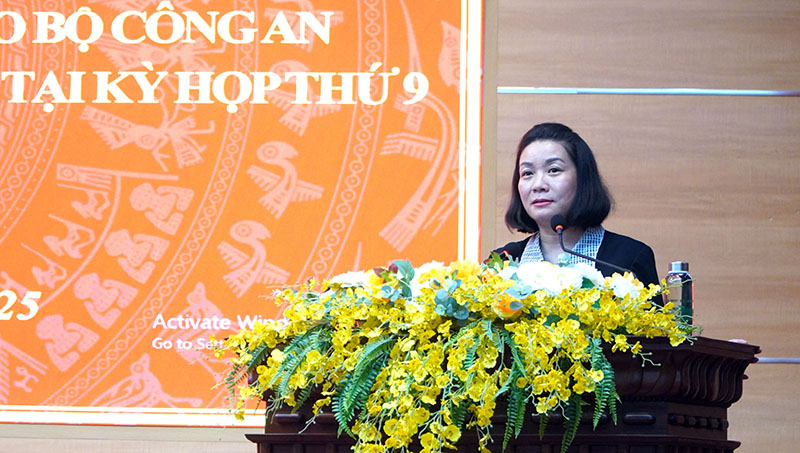 Đồng chí Nguyễn Minh Tâm, Phó trưởng đoàn phụ trách Đoàn ĐBQH tỉnh phát biểu tại hội thảo