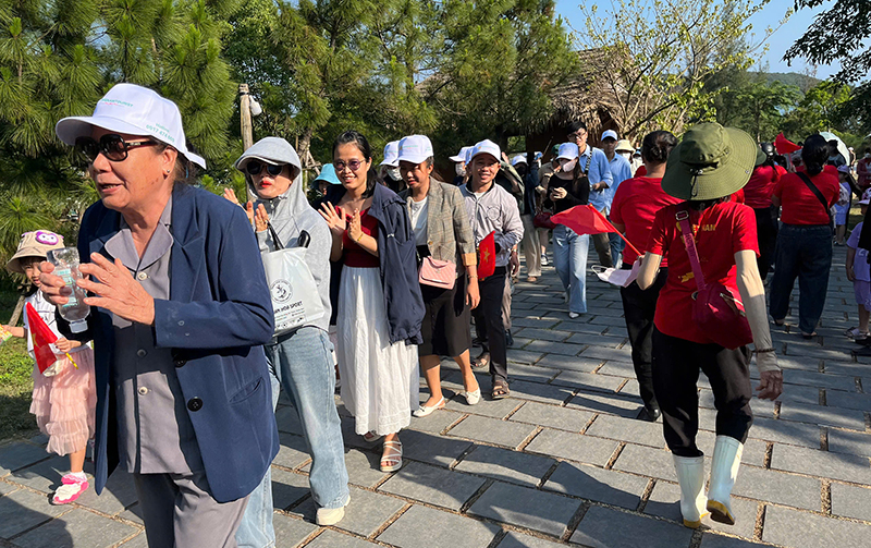 Đông đảo người dân và du khách đến thăm viếng, dâng hương tri ân Đại tướng Võ Nguyên Giáp và phu nhân Đại tướng đang yên nghỉ vĩnh hằng tại Vũng Chùa (Quảng Đông).
