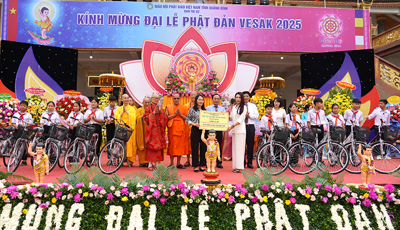 Các đồng chí lãnh đạo tỉnh và các nhà hảo tâm trao tặng nhiều phần quà có giá trị cho các em học sinh.