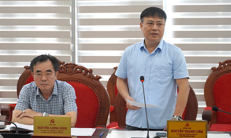 Đồng chí đại tá Nguyễn Thanh Liêm, Ủy viên Ban Thường vụ Tỉnh ủy, Giám đốc Công an tỉnh phát biểu tại phiên họp.