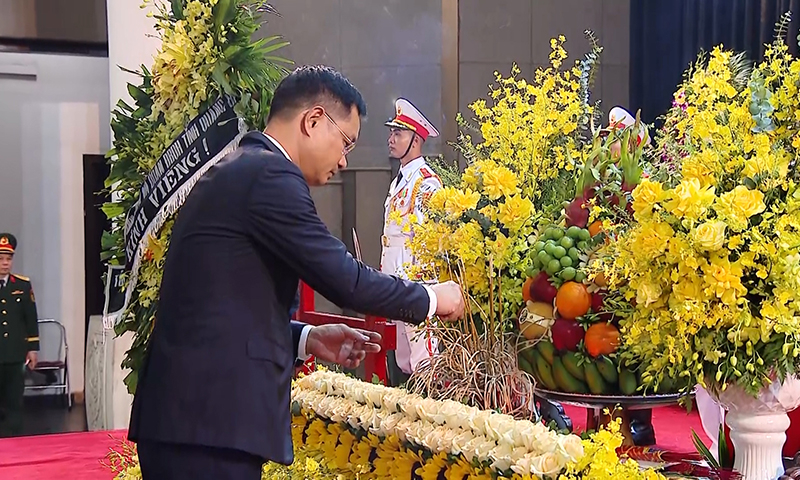 Đồng chí Bí thư Tỉnh ủy Lê Ngọc Quang dâng hương viếng nguyên Chủ tịch nước Trần Đức Lương.