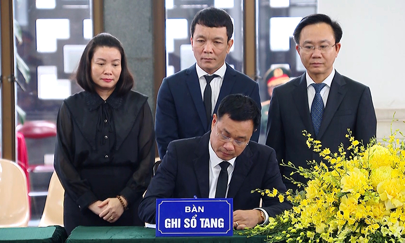 Đồng chí Bí thư Tỉnh ủy Lê Ngọc Quang ghi sổ tang tại lễ viếng nguyên Chủ tịch nước Trần Đức Lương.
