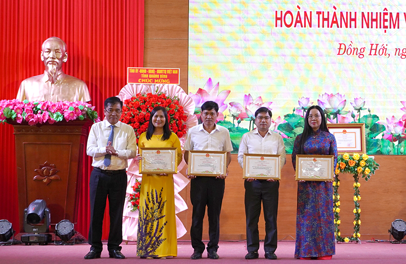Đồng chí Phó Chủ tịch Thường trực UBND tỉnh Đoàn Ngọc Lâm trao bằng khen của Chủ tịch UBND tỉnh cho các tập thể có thành tích xuất sắc trong phong trào xây dựng NTM.