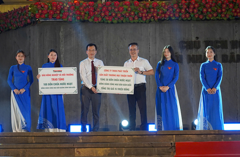 trao bồn chứa nước ngọt cho ngư dân Quảng Bình, hỗ trợ cải thiện điều kiện sinh hoạt và động viên bà con vươn khơi bám biển. 