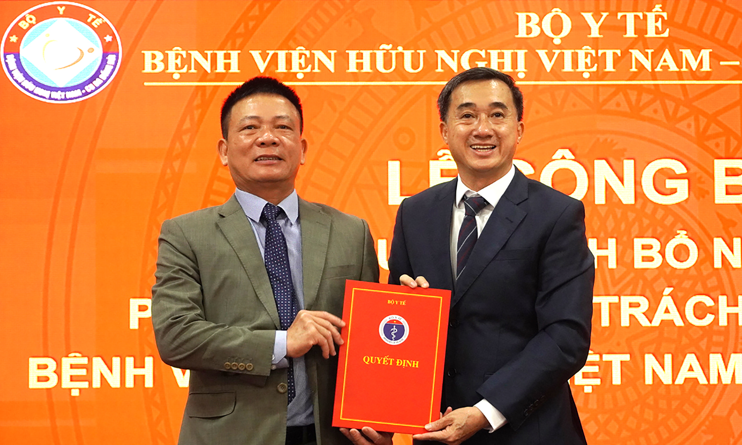 Thứ trưởng Bộ Y tế Trần Văn Thuấn trao quyết định bổ nhiệm Phó Giám đốc phụ trách chuyên môn Bệnh viện HNVN-CBĐH cho bác sĩ Nguyễn Kỳ Nhân.