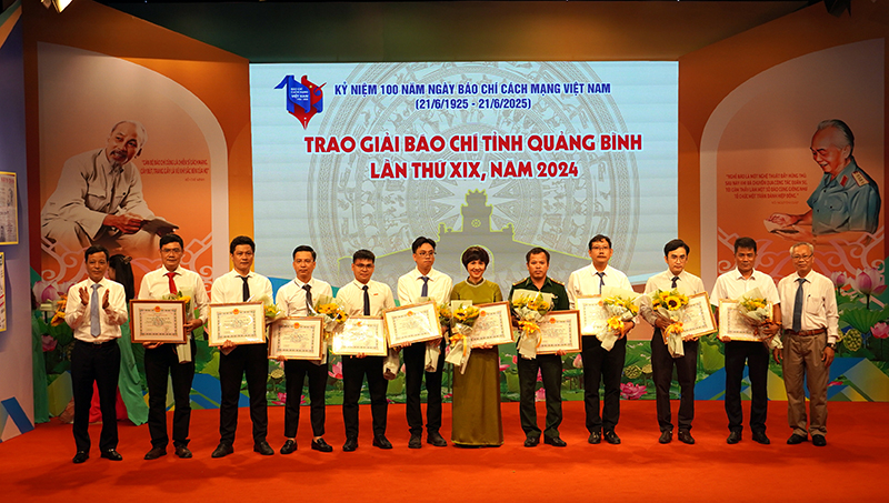 Đại diện lãnh đạo Báo và Đài Phát thanh và Truyền hình Quảng Bình trao giải khuyến khích cho các tác giả, nhóm tác giả