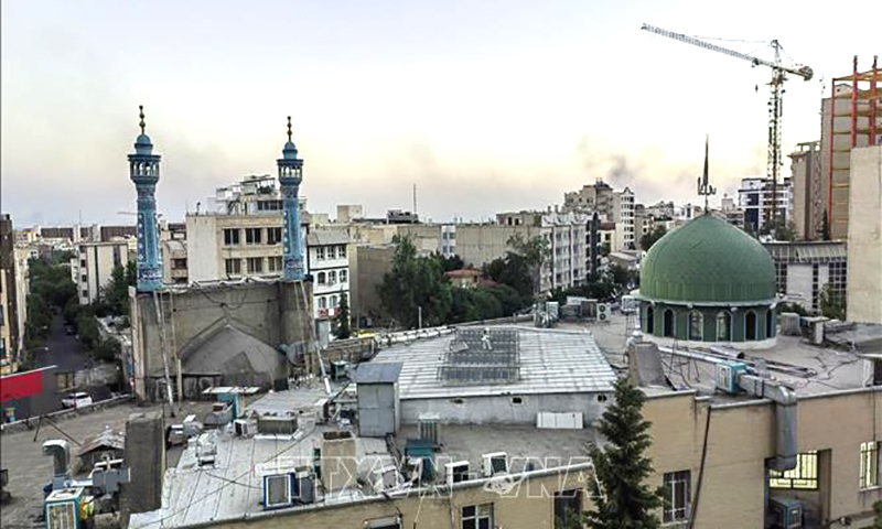 Khói bốc lên sau cuộc tấn công của Israel tại Tehran, Iran, ngày 17/6/2025. Ảnh: THX/TTXVN