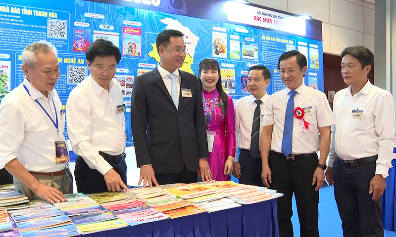 Các đồng chí: Bí thư Tỉnh ủy Lê Ngọc Quang, Trưởng ban Tuyên giáo và Dân vận Tỉnh ủy Trương An Ninh tham quan gian trưng bày báo chí của Hội Nhà báo các tỉnh Bắc miền Trung. Ảnh: Thanh Tùng