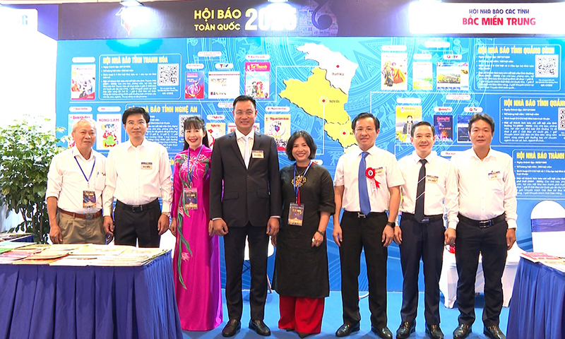 Các đồng chí: Bí thư Tỉnh ủy Lê Ngọc Quang, Trưởng ban Tuyên giáo và Dân vận Tỉnh ủy Trương An Ninh chụp ảnh lưu niệm tại gian trưng bày báo chí của Hội Nhà báo các tỉnh Bắc miền Trung tại Hội báo toàn quốc 2025. Ảnh: Thanh Tùng