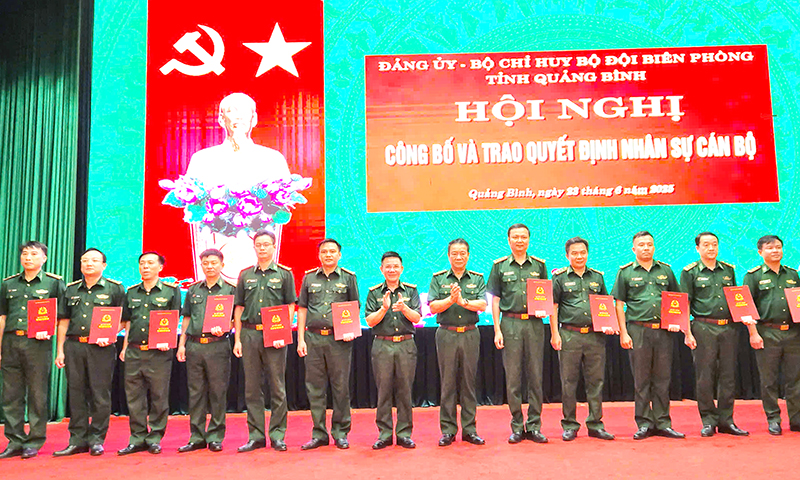 Lãnh đạo Bộ Chỉ huy BĐBP tỉnh trao các quyết định về công tác cán bộ.