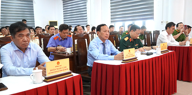 Các đại biểu dự buổi lễ.