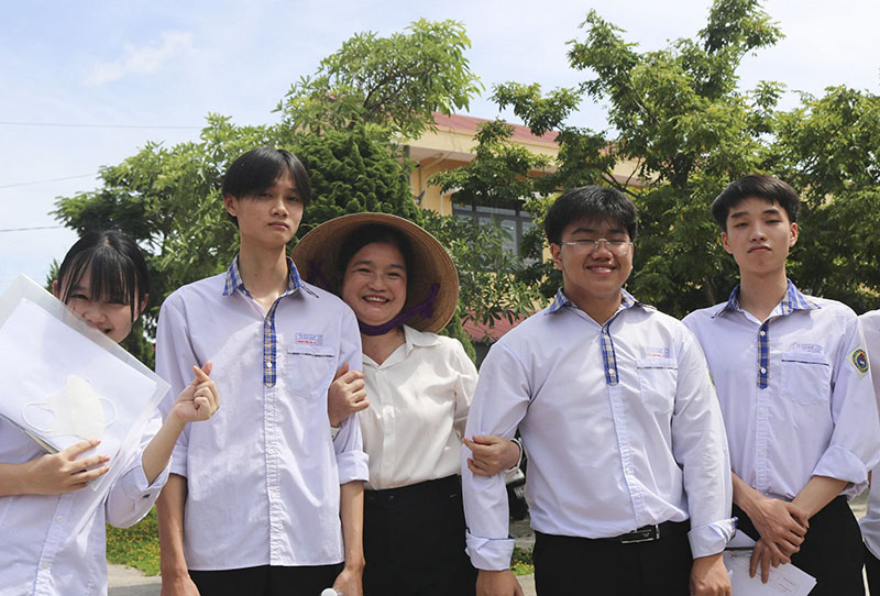 Sự động viên khích lệ của người thân tạo động lực rất lớn cho thí sinh tự tin vượt “vũ môn”