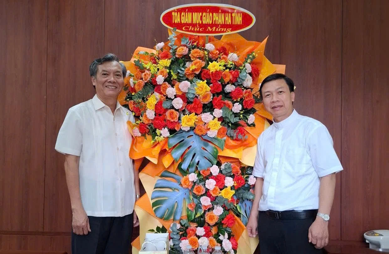 Tòa Giám mục Hà Tĩnh tặng hoa chúc mừng Sở Dân tộc và Tôn giáo tỉnh Quảng Trị - Ảnh: CTV