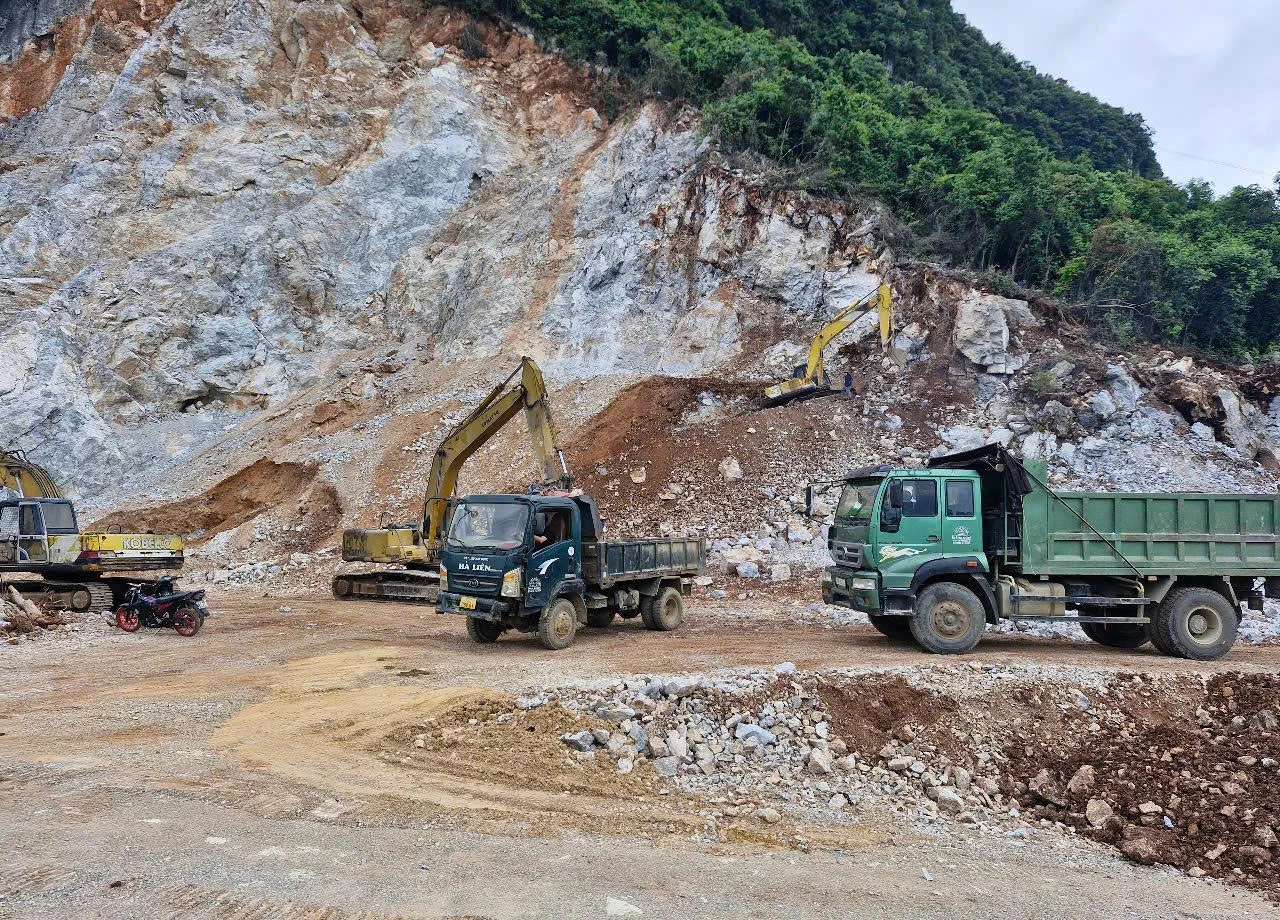 Công ty TNHH Liễu Lựu do ông Đinh Minh Đức làm giám đốc chuyên cung cấp đá xây dựng - Ảnh: X.V
