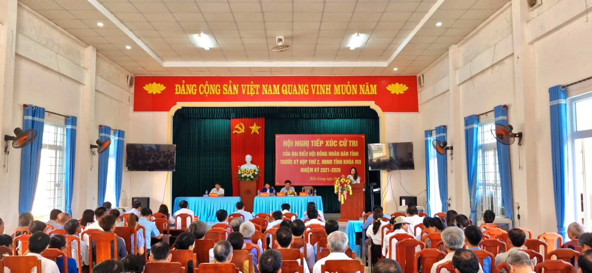 Quang cảnh hội nghị tiếp xúc cử tri - Ảnh: Quốc Nhật