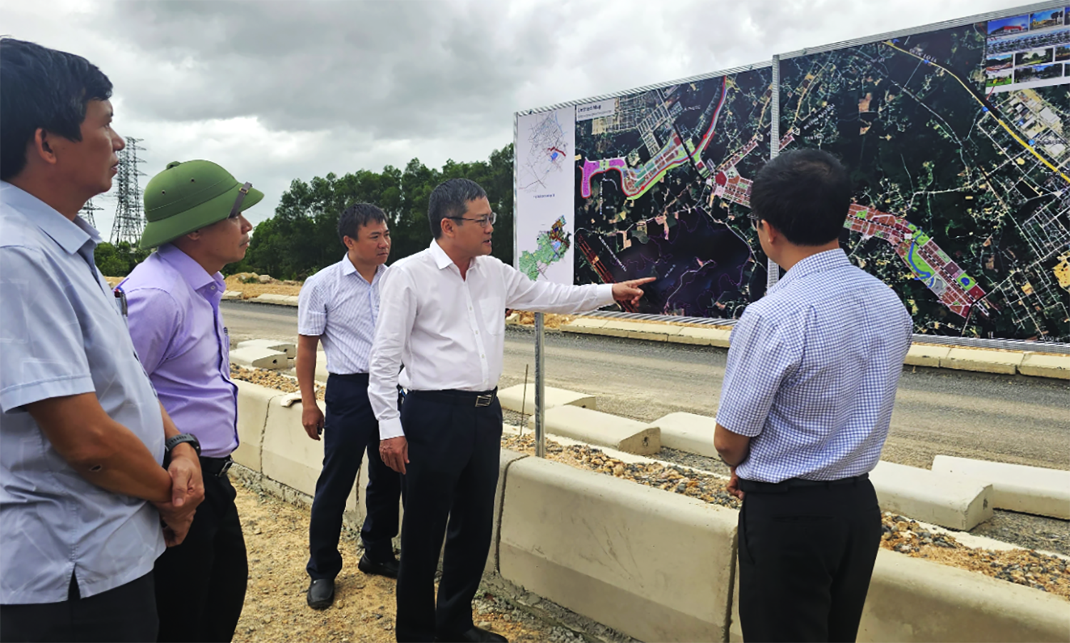 Phó Chủ tịch UBND tỉnh Phan Phong Phú đi kiểm tra thực địa - Ảnh: T.P