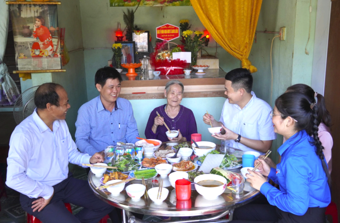 Bữa cơm “chan” nghĩa tình