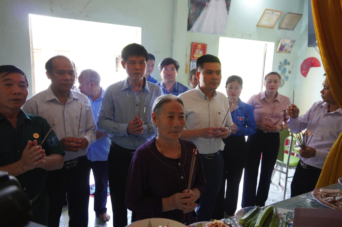 Dâng hương tỏ lòng biết ơn các anh hùng liệt sĩ - Ảnh: X.P